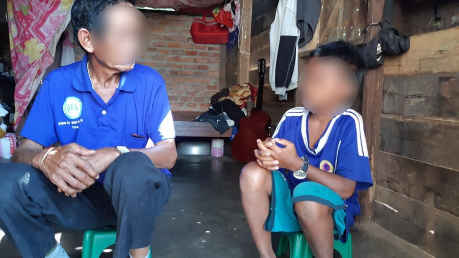  Hai ông cháu Y Liêng và Y.H.Bkrông trong căn nhà đang trú ngụ. Ảnh: B.T