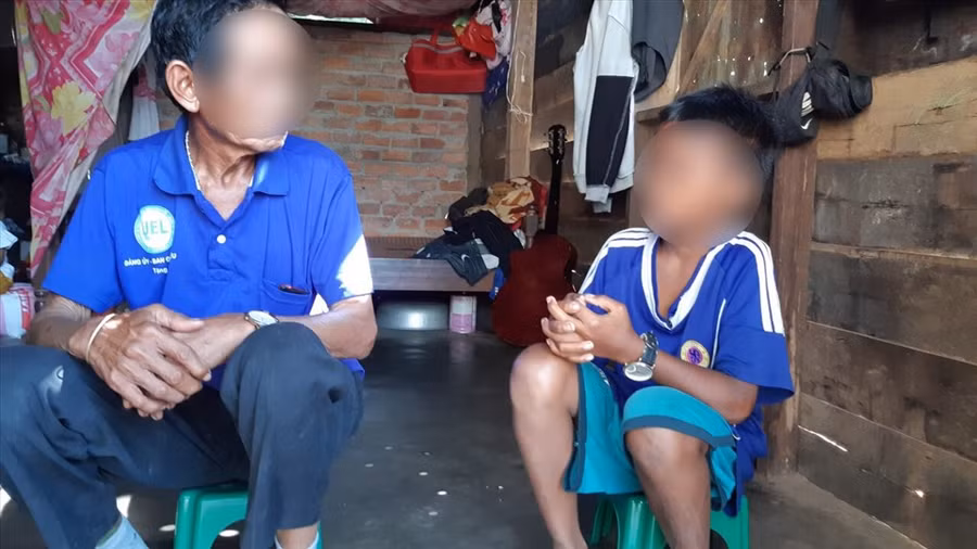  Hai ông cháu Y Liêng và Y.H.Bkrông trong căn nhà đang trú ngụ. Ảnh: B.T