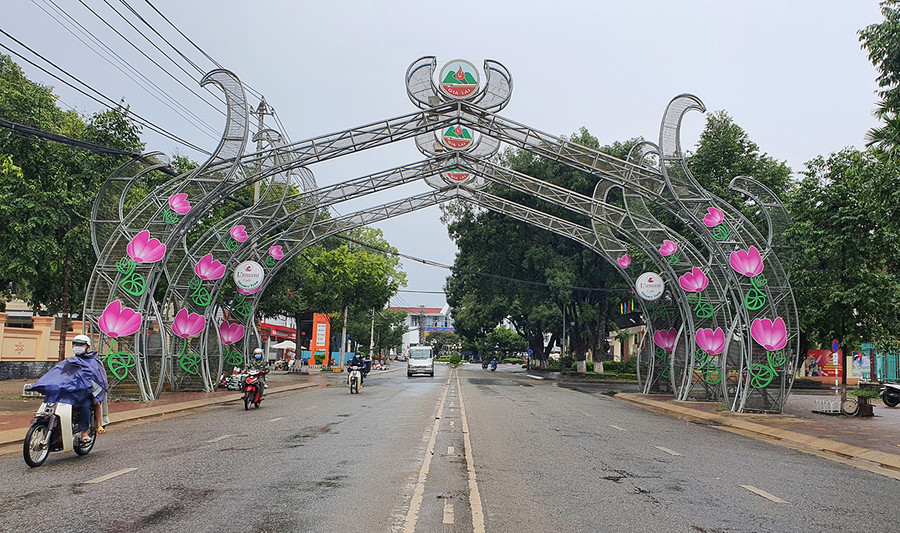 Dải phân cách từ đường Lê Lai đến Bưu điện tỉnh đã được tháo gỡ. Ảnh: Bá Bính