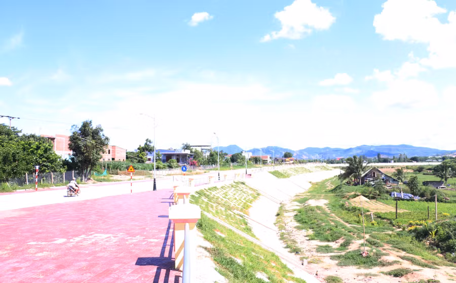 Kè chống sạt lở bò sống Ia Sol góp phần ngăn chặt tình trạng xụt lún bờ sông, đảm bảo an toàn tính mạng, tài sản người dân trong mùa mưa lũ. Ảnh: Quang Tấn