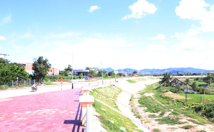 Kè chống sạt lở bò sống Ia Sol góp phần ngăn chặt tình trạng xụt lún bờ sông, đảm bảo an toàn tính mạng, tài sản người dân trong mùa mưa lũ. Ảnh: Quang Tấn