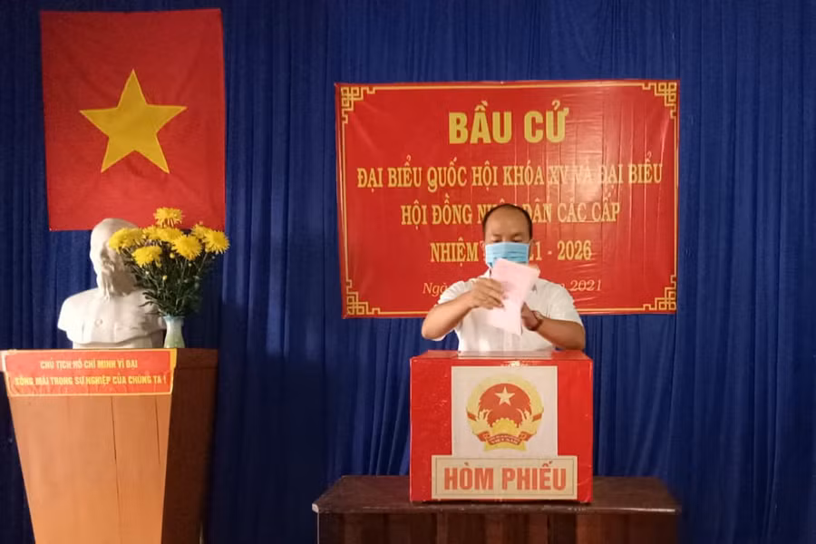  Đồng chí Võ Nguyên Nam-Phó Bí thư Huyện ủy, Chủ tịch UBND huyện tham gia bỏ phiếu tại tổ dân phố 1, thị trấn Kông Chro. Ảnh: Phương Liên