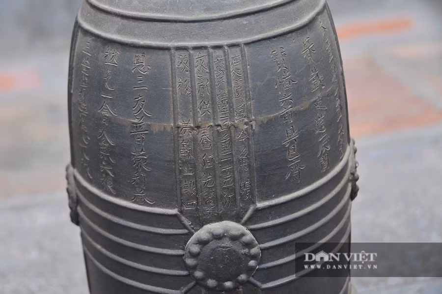 Thân chuông phân cách bởi 5 đường đúc nổi ngang dọc, tạo thành 8 ô, phần trên là 4 ô hình thang đứng, phần dưới là 4 ô hình chữ nhật. Nằm giữa 5 đường đúc nổi là 4 núm gõ (để đánh chuông), núm tròn tạo hình bông hoa nở, xung quanh có 12 cánh hoa.