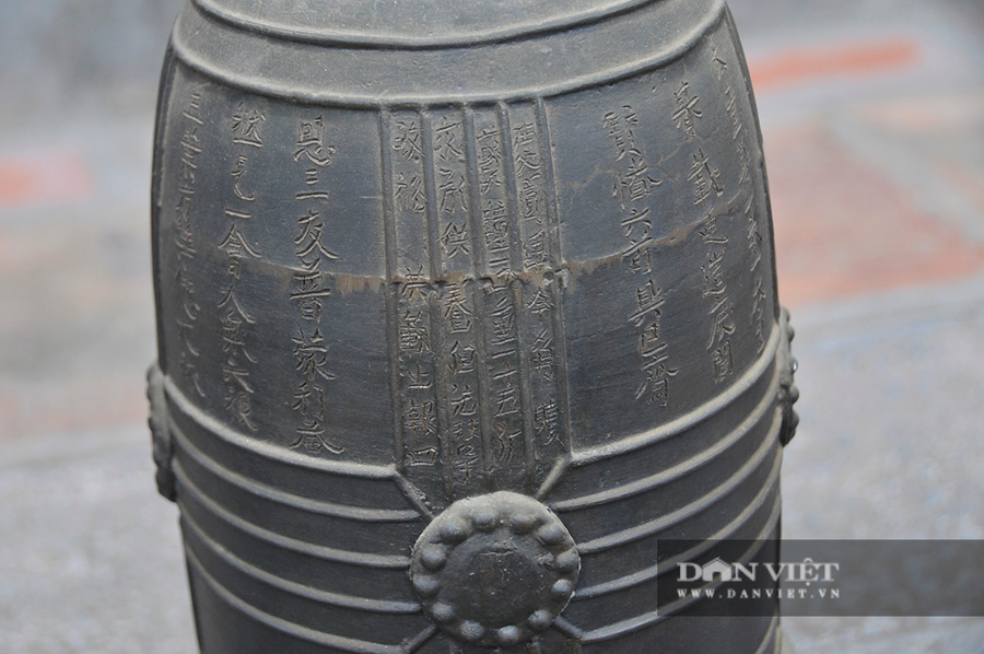 Thân chuông phân cách bởi 5 đường đúc nổi ngang dọc, tạo thành 8 ô, phần trên là 4 ô hình thang đứng, phần dưới là 4 ô hình chữ nhật. Nằm giữa 5 đường đúc nổi là 4 núm gõ (để đánh chuông), núm tròn tạo hình bông hoa nở, xung quanh có 12 cánh hoa.