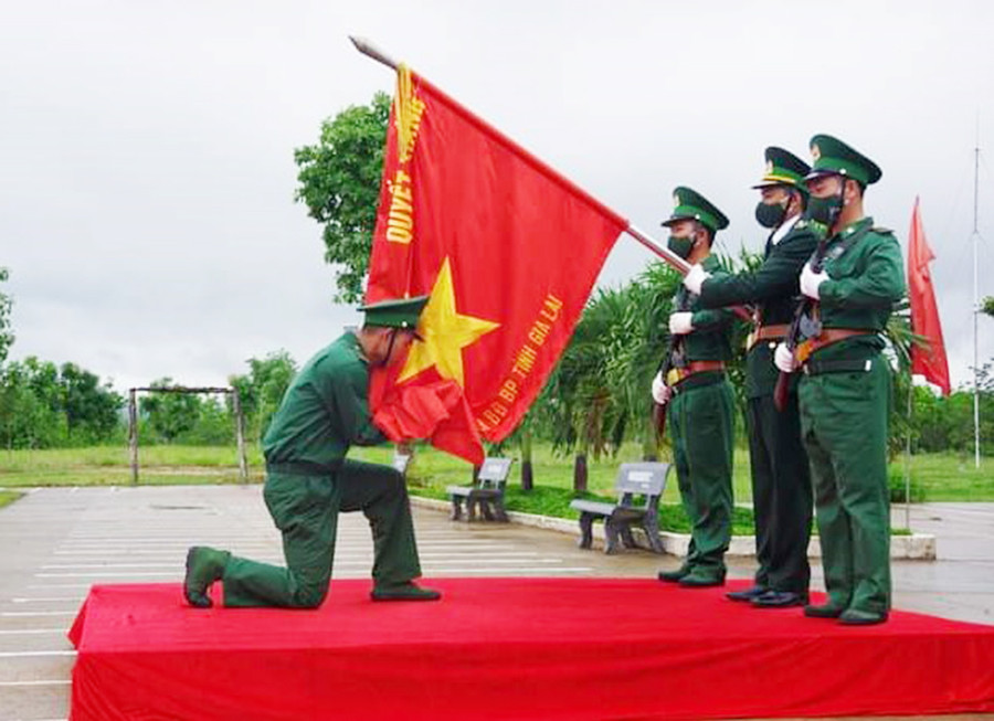 Chiến sĩ mới tuyên thệ và hôn Quân kỳ thể hiện quyết tâm bảo vệ Tổ quốc. Ảnh: Anh Huy Chiến sĩ mới tuyên thệ và hôn Quân kỳ. Ảnh: Anh Huy