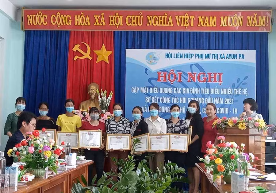 Ban Chấp hành Hội LHPN thị xã trao giấy khen cho các gia đình nhiều thế hệ tiêu biểu trên địa bàn.Ảnh.Nguyên Hương