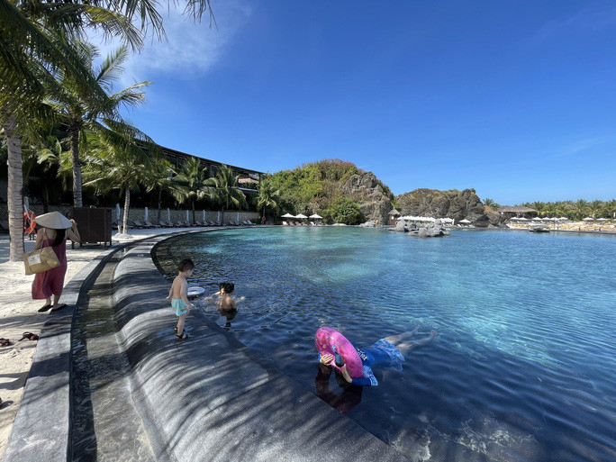 Du khách trong tỉnh nghỉ dưỡng theo nhóm nhỏ gia đình vào cuối tuần ở Khánh Hòa - Ảnh: KỲ NAM