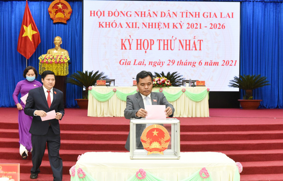 Các đại biểu bỏ phiếu bầu Ủy viên UBND tỉnh khóa XII (nhiệm kỳ 2021-2026). Ảnh: Đức Thụy Các đại biểu bỏ phiếu bầu Ủy viên UBND tỉnh khóa XII, nhiệm kỳ 2021-2026. Ảnh: Đức Thụy