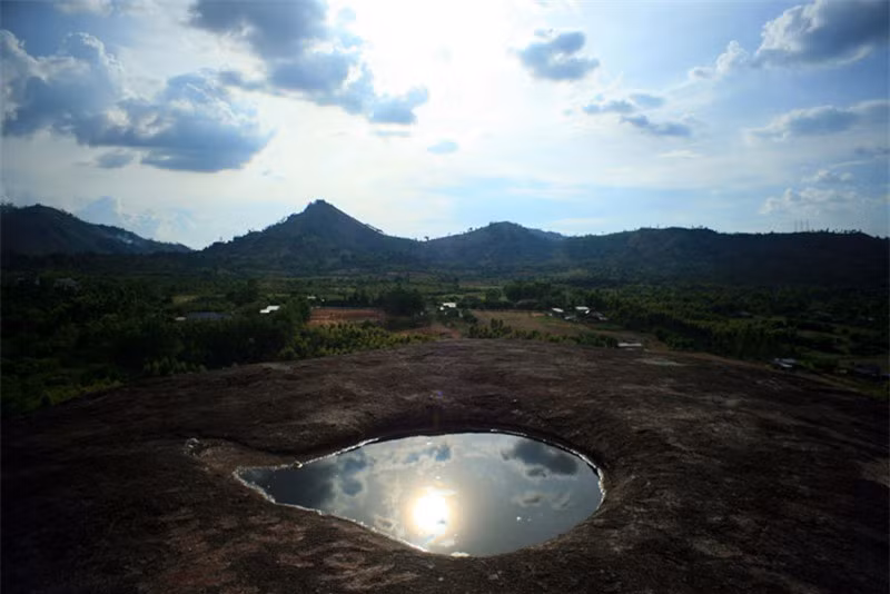 Đá voi cha có tọa độ địa lý là 12°25'53 vĩ độ Bắc và 108°12'55 kinh độ Đông. Ảnh: Kiến Thức.