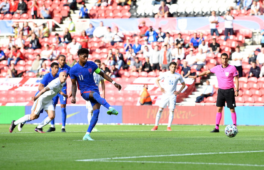 Rashford ghi bàn trong ngày được trao băng đội trưởng ghi dấu lịch sử. Ảnh: AFP