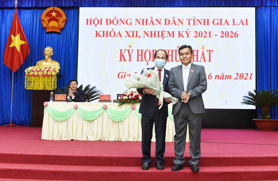 Ủy viên Ban chấp hành Trung ương Đảng, Bí thư Tỉnh ủy, Chủ tịch HĐND tỉnh khóa XII Hồ Văn Niên tặng hoa chúc mừng Phó bí thư Tỉnh ủy, Chủ tịch UBND tỉnh khóa XII Võ Ngọc Thành. Ảnh: Đức Thụy Chủ tịch HĐND tỉnh khóa XII Hồ Văn Niên tặng hoa chúc mừng Chủ tịch UBND tỉnh khóa XII Võ Ngọc Thành. Ảnh: Đức Thụy