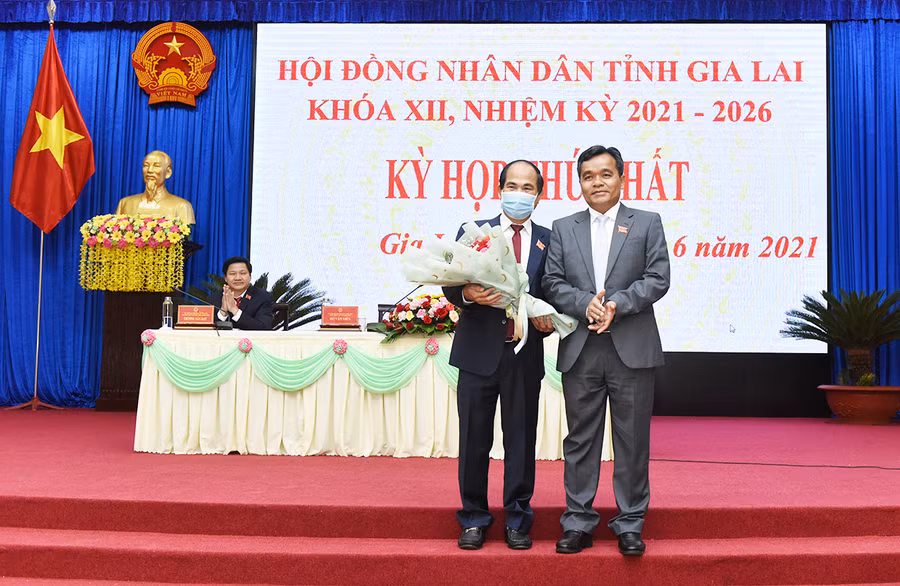 Chủ tịch HĐND tỉnh khóa XII Hồ Văn Niên tặng hoa chúc mừng Chủ tịch UBND tỉnh khóa XII Võ Ngọc Thành. Ảnh: Đức Thụy