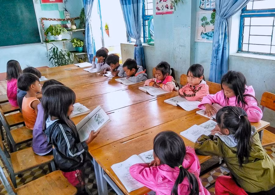 Hầu hết học sinh của Trường Phổ thông Dân tộc Bán trú Tiểu học và THCS Kon Pne (huyện Kbang) không có điều kiện mua SGK. Ảnh: Mộc Trà