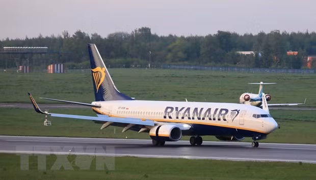 Máy bay của hãng hàng không Ryanair hạ cánh tại sân bay quốc tế Vilnius, Litva, ngày 23/5. (Ảnh: AFP/TTXVN)