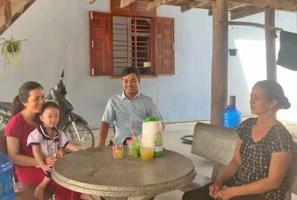 Bà Ksor H'Pam (bìa phải, buôn Biah A, xã Ia Tul, huyện Ia Pa) luôn động viên con, cháu phát huy truyền thống hiếu học của gia đình. Ảnh: Vũ Chi Bà Ksor H'Pam (bìa phải, buôn Biah A, xã Ia Tul, huyện Ia Pa) trò chuyện, động viên con, cháu phát huy truyền thống hiếu học của gia đình.Ảnh.Vũ Chi