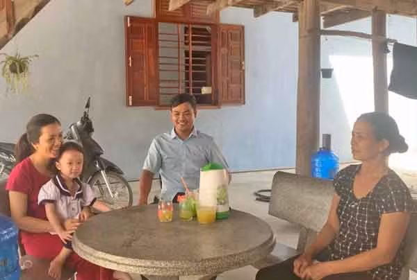 Bà Ksor H'Pam (bìa phải, buôn Biah A, xã Ia Tul, huyện Ia Pa) trò chuyện, động viên con, cháu phát huy truyền thống hiếu học của gia đình.Ảnh.Vũ Chi