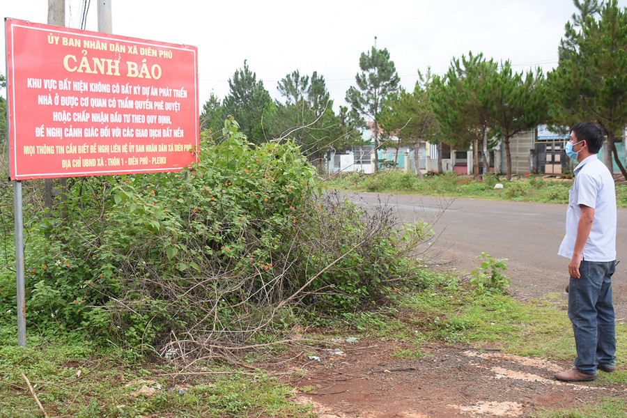  Ủy ban nhân dân xã Diên Phú lắp nhiều bảng cảnh báo người dân đối với các giao dịch đất đai trên địa bàn. Ảnh: Minh Nguyễn