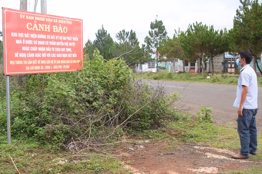  Ủy ban nhân dân xã Diên Phú lắp nhiều bảng cảnh báo người dân đối với các giao dịch đất đai trên địa bàn. Ảnh: Minh Nguyễn
