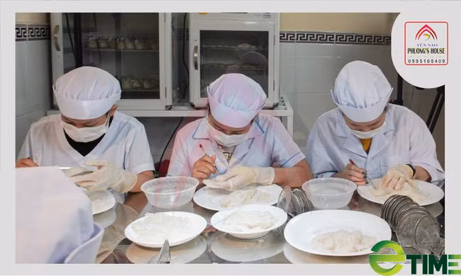 Công nhân đang tách từng tổ yến để làm sạch sẽ (Ảnh An Nhiên)