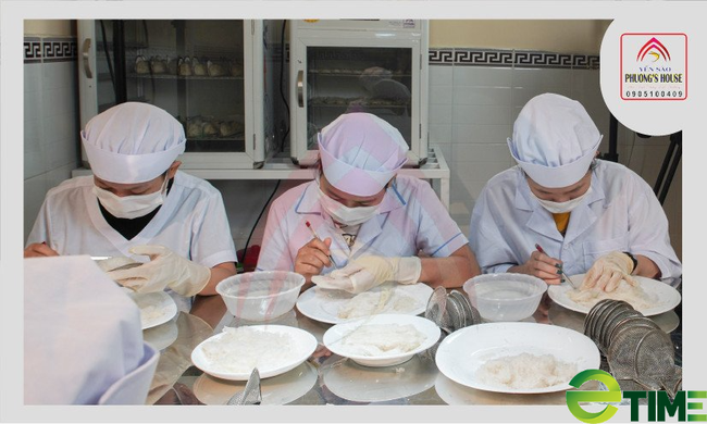 Công nhân đang tách từng tổ yến để làm sạch sẽ (Ảnh An Nhiên)