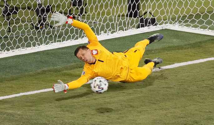 Thủ môn Wojciech Szczesny ngăn quả phạt đền của Gerard Moreno