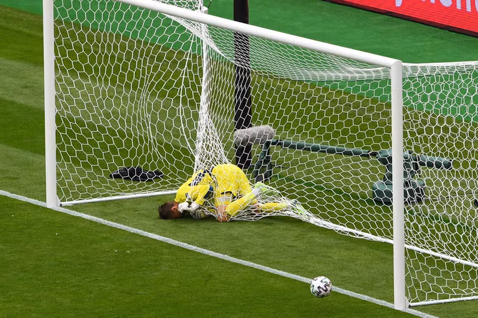Thủ môn Marshall bất lực lao vào lưới sau bàn thua thứ nhì