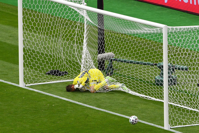 Thủ môn Marshall bất lực lao vào lưới sau bàn thua thứ nhì