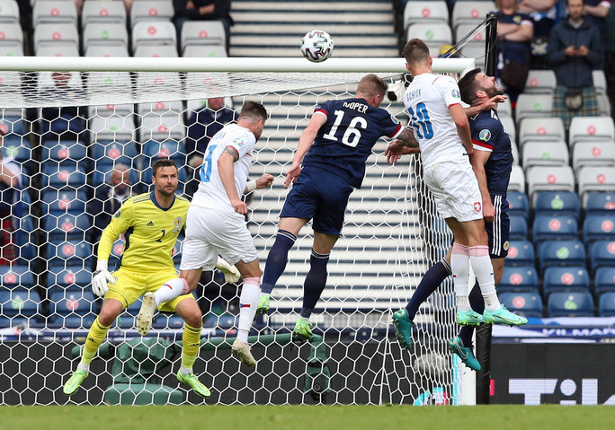  Patrik Schick (10) đánh đầu mở tỉ số cho CH Czech