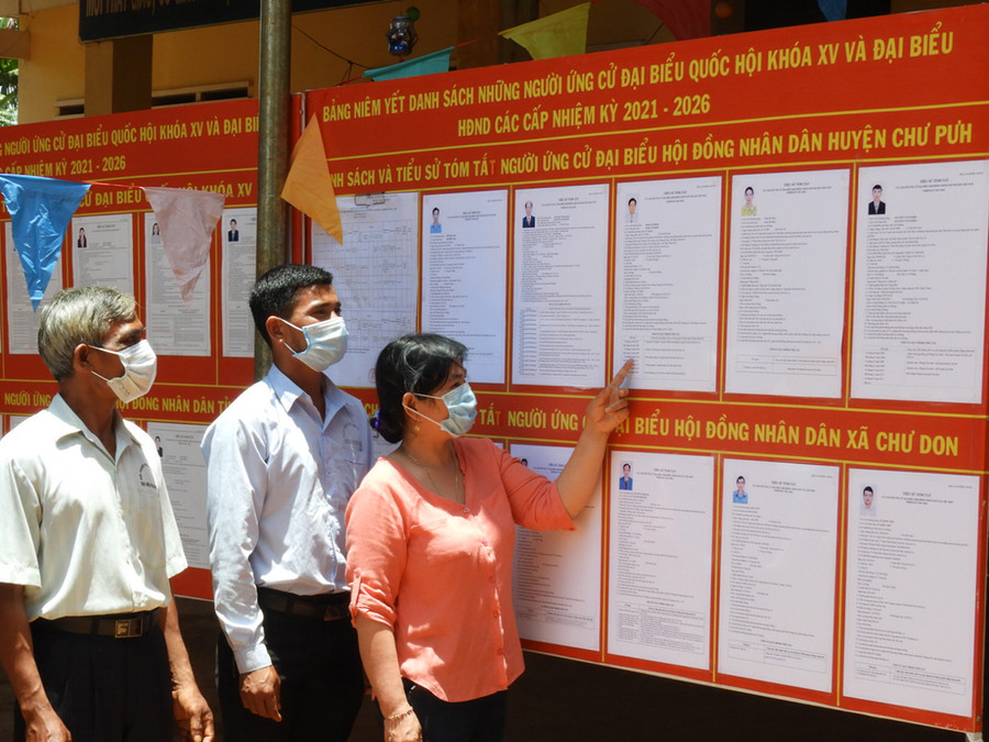 Cử tri làng Thơ Ga (xã Chư Don, huyện Chư Pưh) xem tiểu sử ứng cử viên đại biểu HĐND huyện. Ảnh: Thanh Nhật Cử tri làng Thơ Ga (xã Chư Đôn, huyện Chư Pưh) xem tiểu sử ứng cử viên đại biểu HĐND huyện. Ảnh: Thanh Nhật