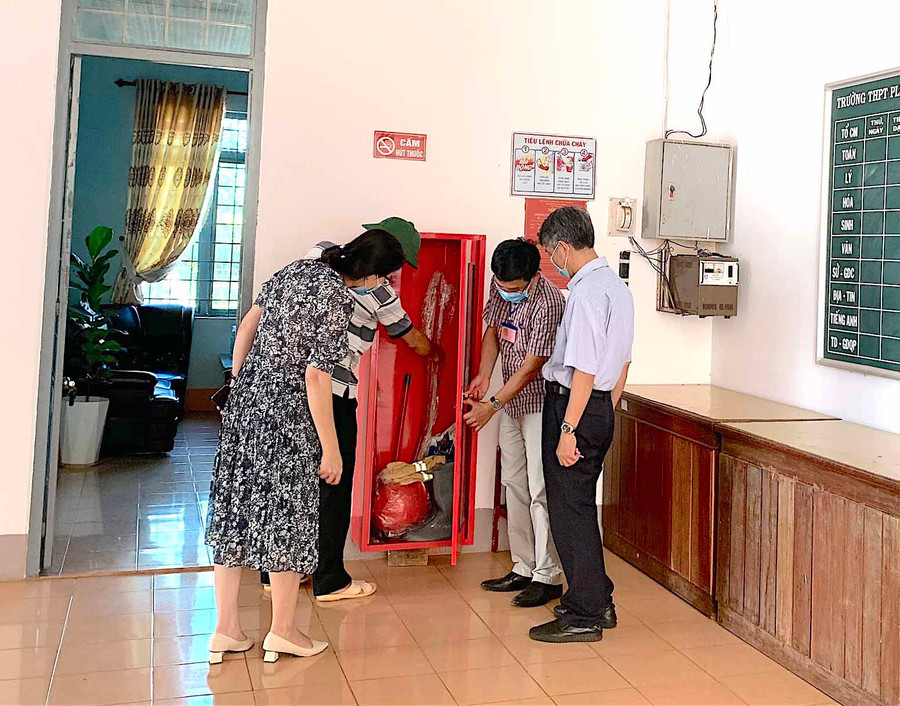 Sở GD-ĐT kiểm tra công tác chuẩn bị cho kỳ thi tốt nghiệp THPT tại các điểm thi. Ảnh: Hồng Thi