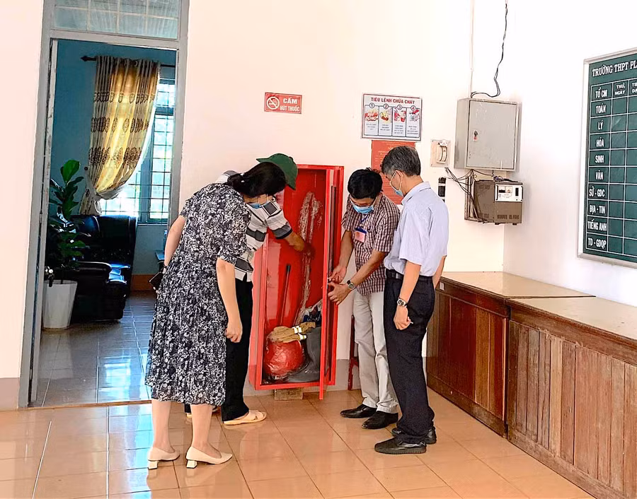 Sở GD-ĐT kiểm tra công tác chuẩn bị cho kỳ thi tốt nghiệp THPT tại các điểm thi. Ảnh: Hồng Thi