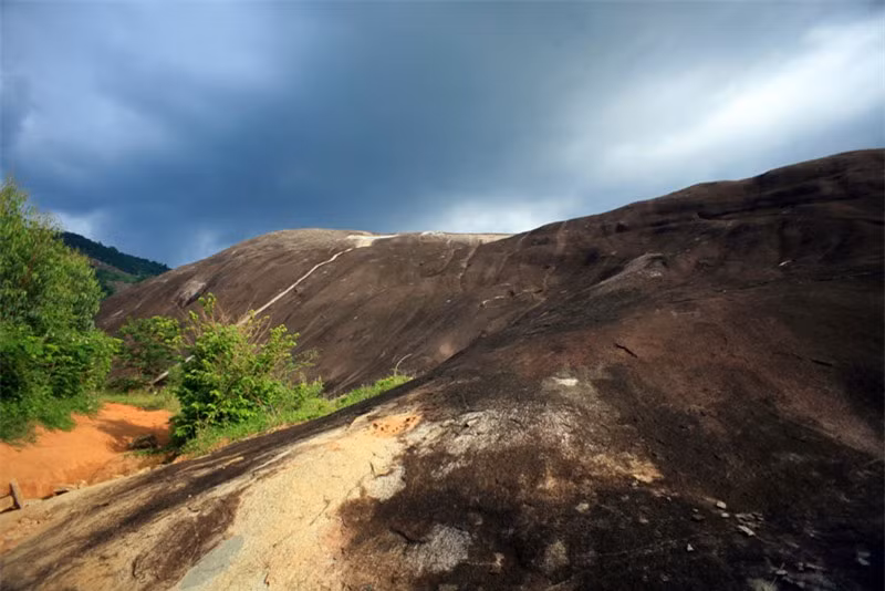 Chúng được gắn liền với những truyền thuyết ly kì, được coi như biểu tượng thần tình yêu trong quan niệm của người đồng bào thiểu số nơi đây. Ảnh: Kiến Thức.