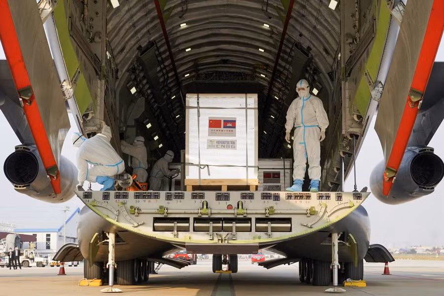 Máy bay chở vắc xin Trung Quốc đến Campuchia hồi tháng 2 - Ảnh: Reuters