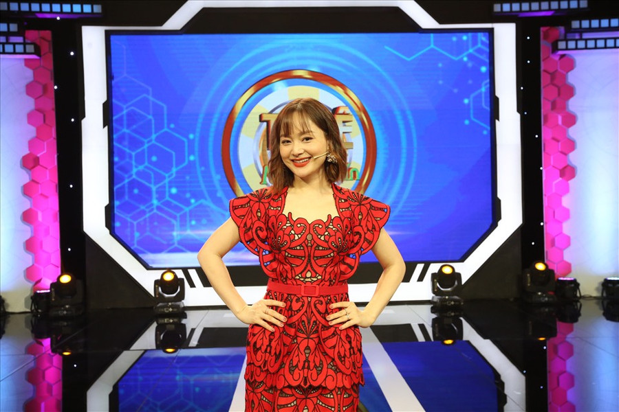 Váy đỏ nổi bật đã tạo nên nét độc đáo và lạ mắt khi Lan Phương xuất hiện.