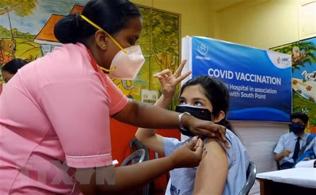 Nhân viên y tế tiêm vaccine ngừa COVID-19 cho người dân tại Kolkata, Ấn Độ. (Ảnh: THX/TTXVN)