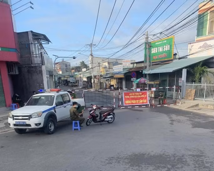 Rạng sáng nay, lực lượng chức năng tiến hành phong toả