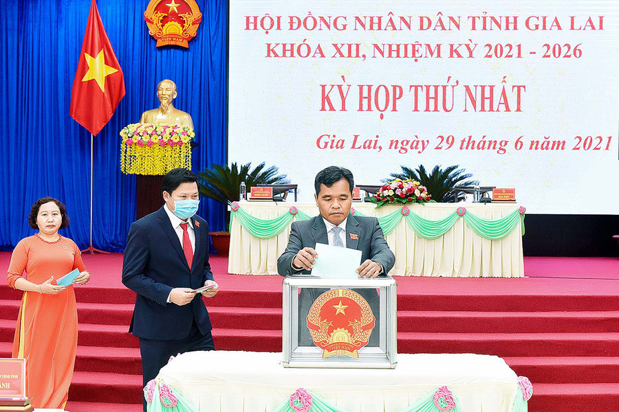 Các đại biểu bỏ phiếu bầu Ủy viên UBND tỉnh khóa XII (nhiệm kỳ 2021-2026). Ảnh: Đức Thụy