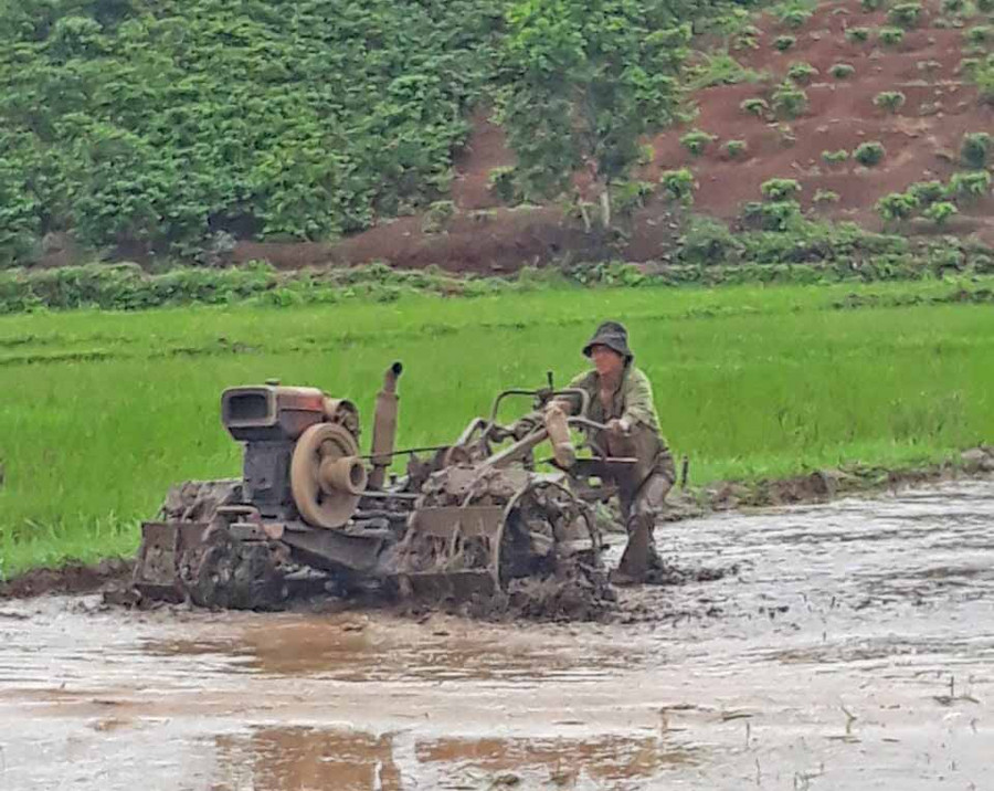 Người dân xã Ia Boòng đang làm đất chuẩn bị xuống giống