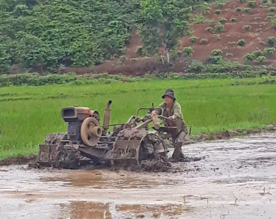 Người dân xã Ia Boòng đang làm đất chuẩn bị xuống giống