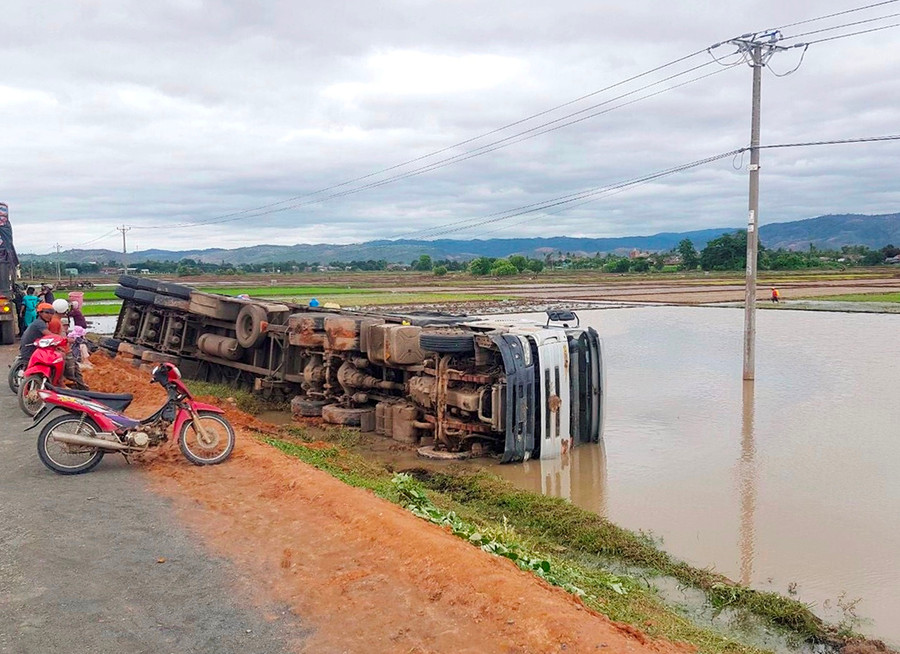 Hiện trường vụ lật xe tải trên tỉnh lộ 662, đoạn qua huyện Ia Pa. Ảnh: Lê Văn Ngọc