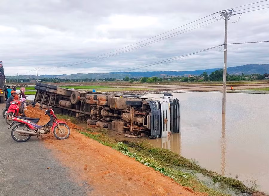 Hiện trường vụ lật xe tải trên tỉnh lộ 662, đoạn qua huyện Ia Pa. Ảnh: Lê Văn Ngọc