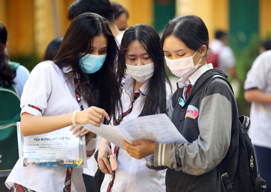 Thí sinh trao đổi với bạn bè sau khi ra khỏi phòng thi trong Kỳ thi tốt nghiệp THPT năm 2020 - Ảnh: Ngọc Dương  Thí sinh trao đổi với bạn bè sau khi ra khỏi phòng thi trong Kỳ thi tốt nghiệp THPT năm 2020 - Ảnh: Ngọc Dương