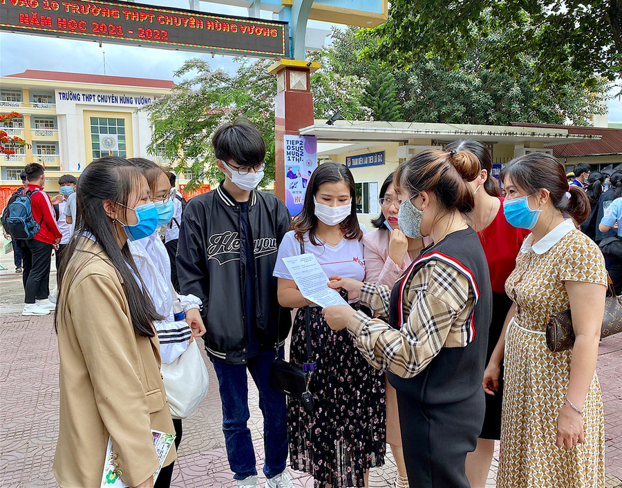Đề thi năm nay được nhiều thí sinh nhận định tương đối vừa sức, riêng đề thi hệ chuyên đảm bảo tính phân hóa, nâng cao. Ảnh: Mộc Trà  Đề thi năm nay được nhiều thí sinh nhận định tương đối vừa sức, riêng đề thi hệ chuyên đảm bảo tính phân hóa, nâng cao. Ảnh: Mộc Trà