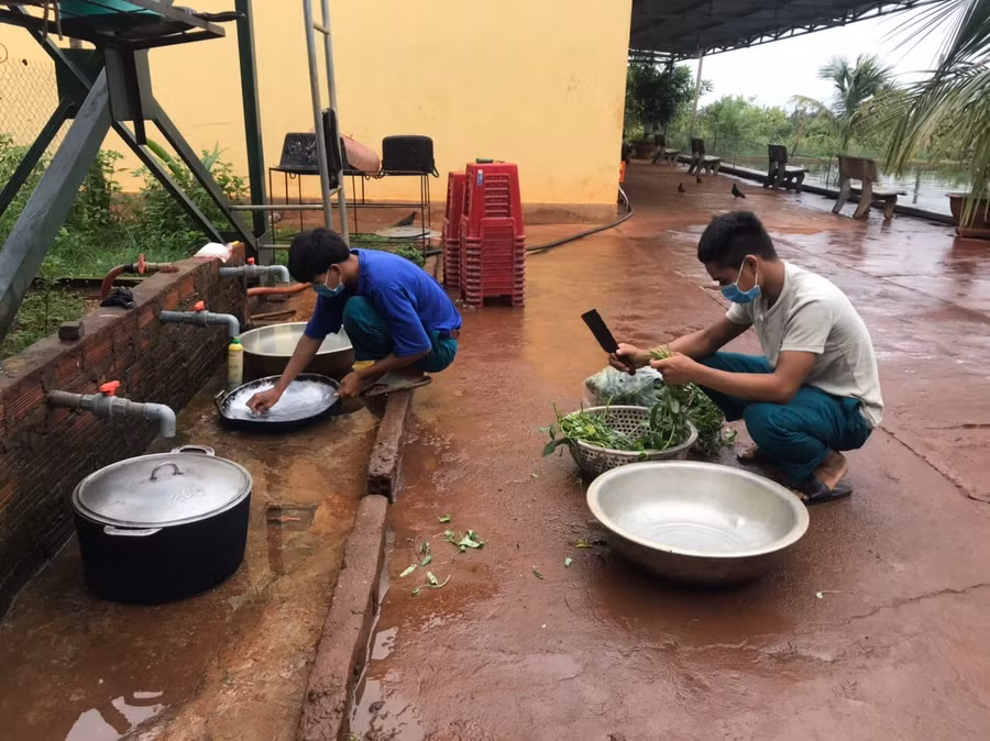 Đoàn viên thanh niên huyện Đak Đoa hỗ trợ nấu ăn tại khu cách ly của huyện. Ảnh: Thủy Bình