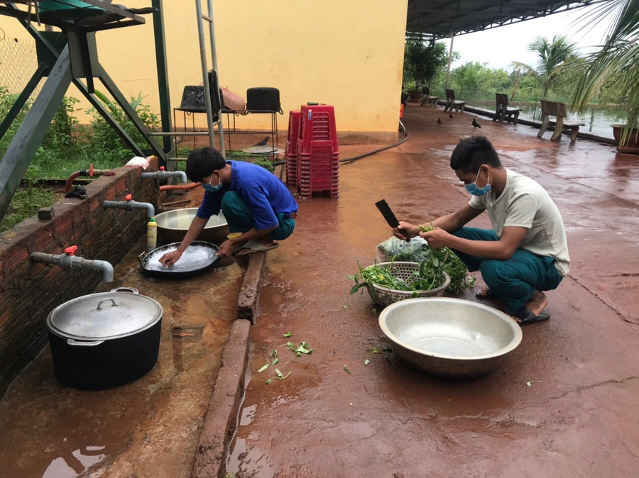 Đoàn viên thanh niên huyện Đak Đoa hỗ trợ nấu ăn tại khu cách ly của huyện. Ảnh: Thủy Bình