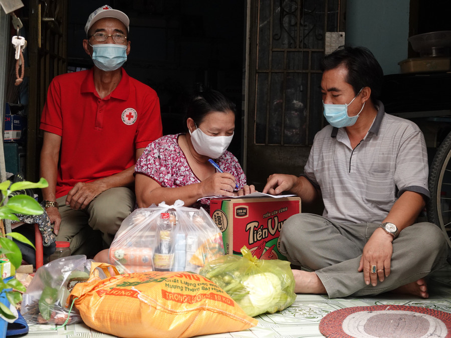  Bà Trương Thị Cúc, ngụ hẻm 158 Phạm Văn Chiêu, P.9, Q.Gò Vấp, rạng rỡ niềm vui khi nhận quà tiếp tế