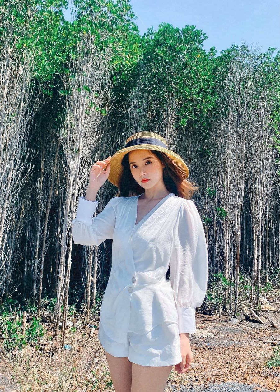 Áo tơ mát mịn có thể phối với quần hoặc chân váy. Áo có chi tiết nhấn eo và tay phồng giúp Midu trở nên vô cùng thanh lịch và nữ tính.