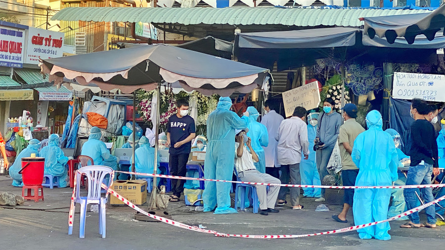 Lực lượng y tế tiến hành lấy mẫu xét nghiệm Covid-19 ở chợ Bà Chiểu (Q.Bình Thạnh) vì có ca nghi nhiễm tại địa phương. ẢNH: HÂN HỒ