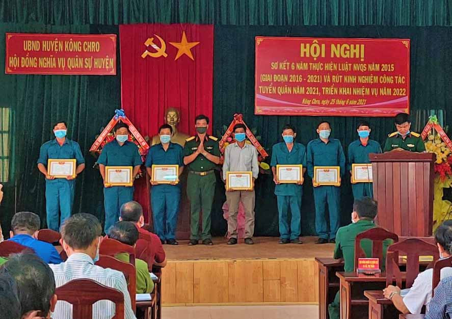 Hình 3: Thượng tá Đoàn Văn Tưởng - Chỉ huy trưởng Ban CHQS huyện, Phó Chủ tịch Hội đồng NVQS huyện, trao khen thưởng cho các cá nhân, tập thể. Ảnh: Đinh Loe.