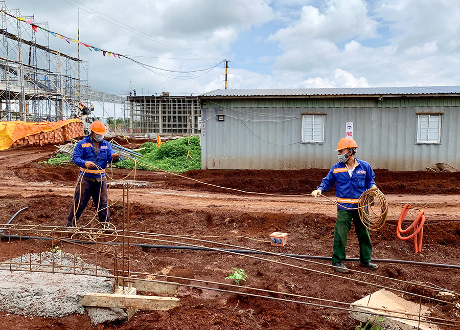 Công nhân Công ty cổ phần Kỹ thuật xây dựng DINCO chú trọng thực hiện các quy định an toàn phòng-chống dịch. Ảnh: Như Nguyện